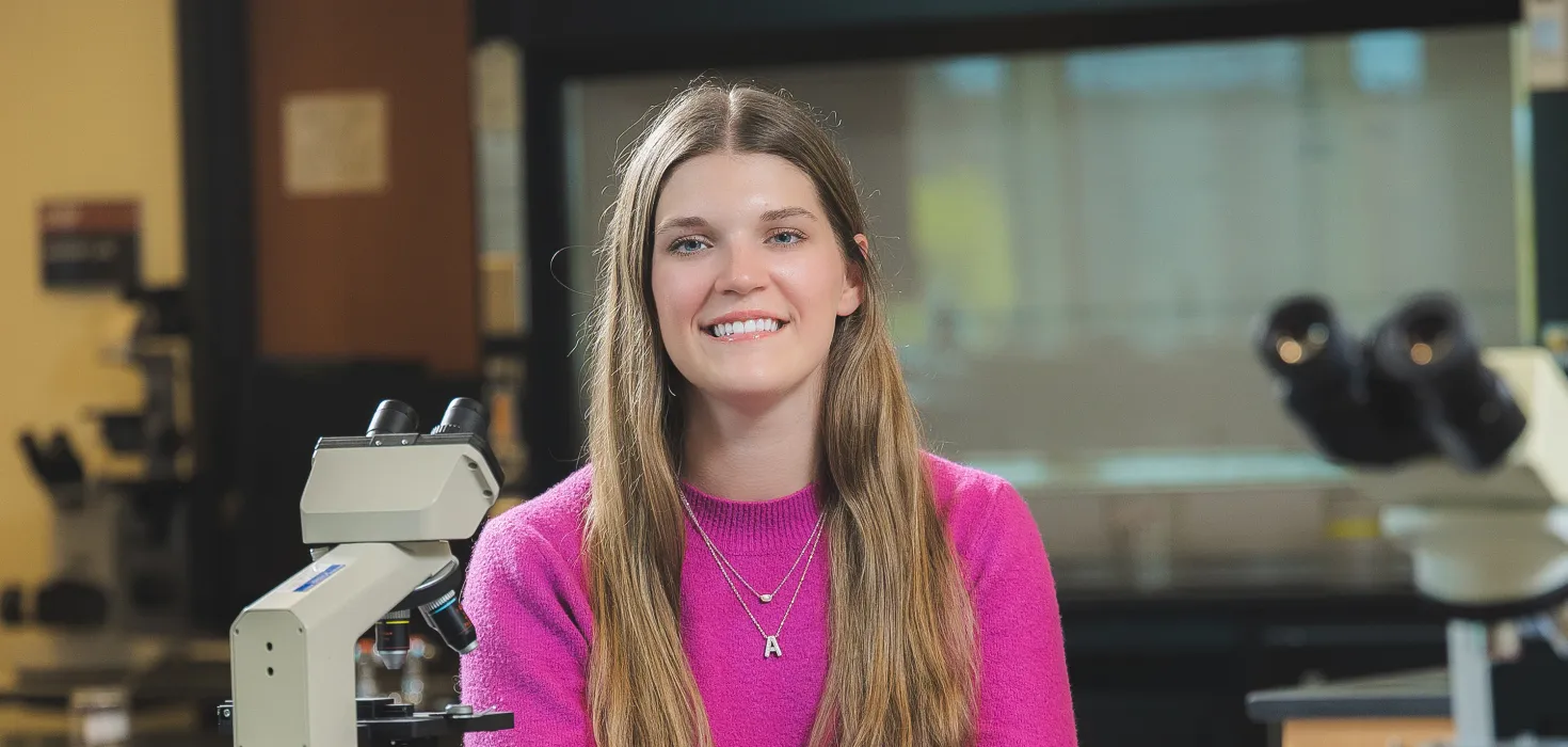 Allison Jacobsen ’26 in a science lab