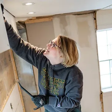 Alumni Profile/Finding Beauty in Forgotten Homes