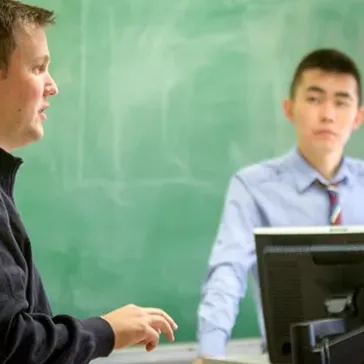 Alumni Experience Steers Classroom Business Simulation